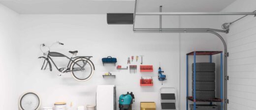 Garage bien organisé, idéal pour projets auto.