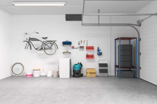 Garage bien organisé, idéal pour projets auto.