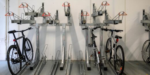 Local à vélos sécurisé à Perpignan, cinq racks métalliques.