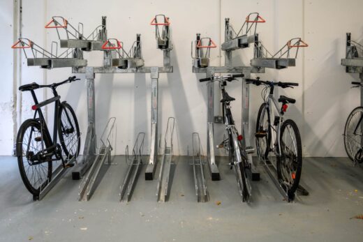 Local à vélos sécurisé à Perpignan, cinq racks métalliques.