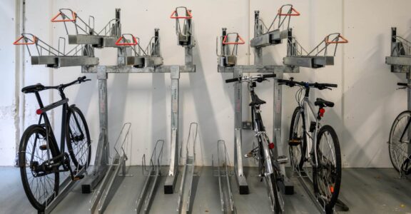 Local à vélos sécurisé à Perpignan, cinq racks métalliques.