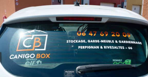 Vitres arrière, pub Canigo Box, services jardinage.